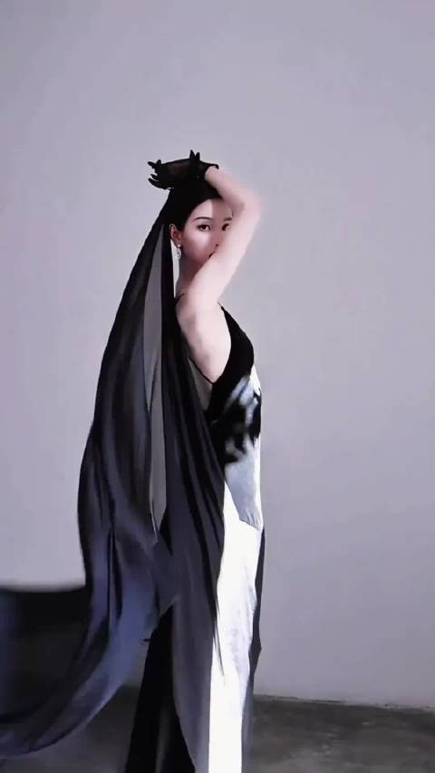 陈都灵穿长裙显遗世独立气质