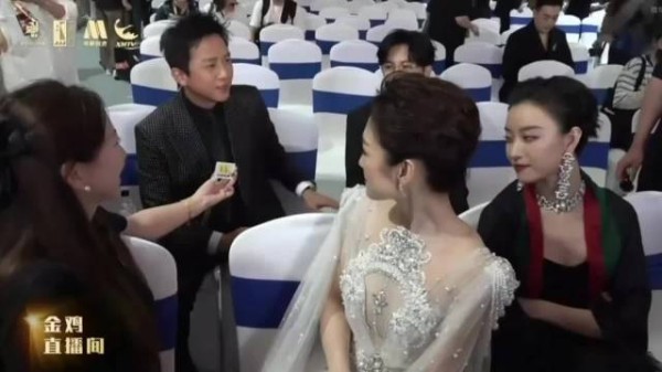 苏有朋亮相金鸡奖主持天团后台采访