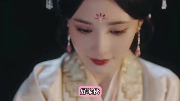 彭小苒红衣古装梦回东宫,凤凰台上演虐恋美学