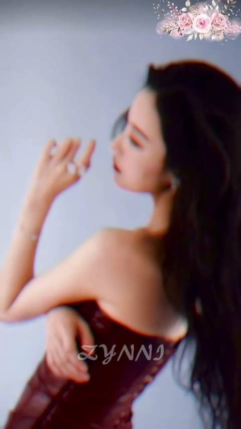 倪妮今晚真的太美了吧,在台上主持的样子特别的大气又美丽