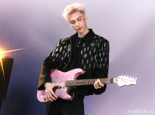 演员罗云熙登上音乐节舞台