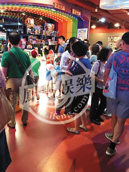 啥情况?张柏芝疑现身谢霆锋电影首映礼