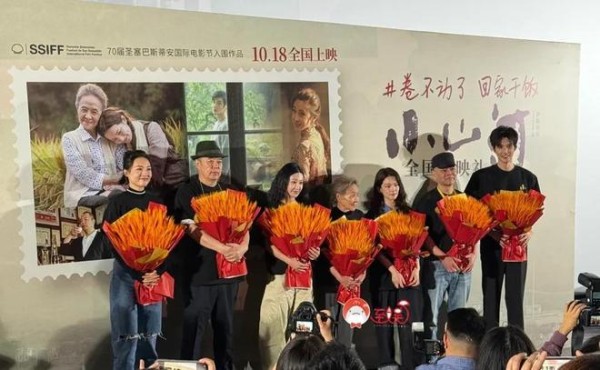 68岁张铁林亮相电影首映礼,皮松肉垮大肚腩抢镜,居然撞脸陈凯歌