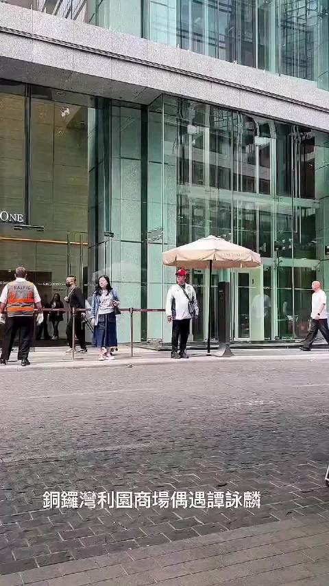 75岁谭咏麟携妻现身铜锣湾,戴99元红帽乘出租车