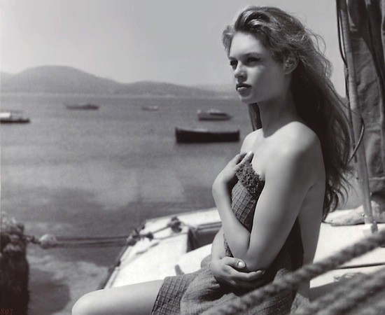 时尚圈从来都爱那些穿的进“0”号的骨感美女们,但细数一下,每个时代都还是有那么几位美艳性感的时尚Icon的,相比瘦到皮包骨就能得来的骨感美,那些凹凸有致,丰腴可口,由内而外散发性感气质的女神们要可贵多了。