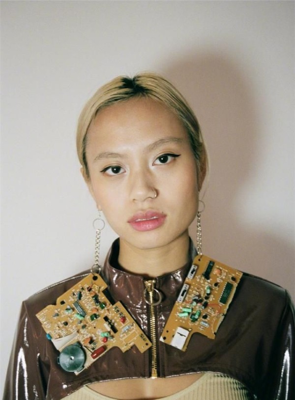 时尚圈的迷惑行为大赏:轮滑高跟鞋、电路板耳环,时髦还是另类