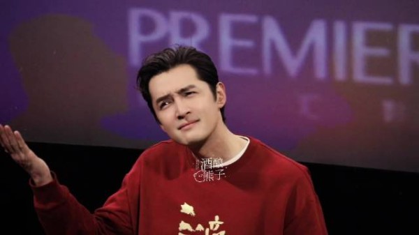 笑鼠我了,观众提问上来就是:胡歌老师我是看着你的剧长大的! 胡歌:?