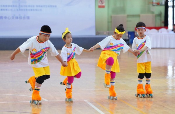 西安:轮滑运动员假期畅享健身乐趣