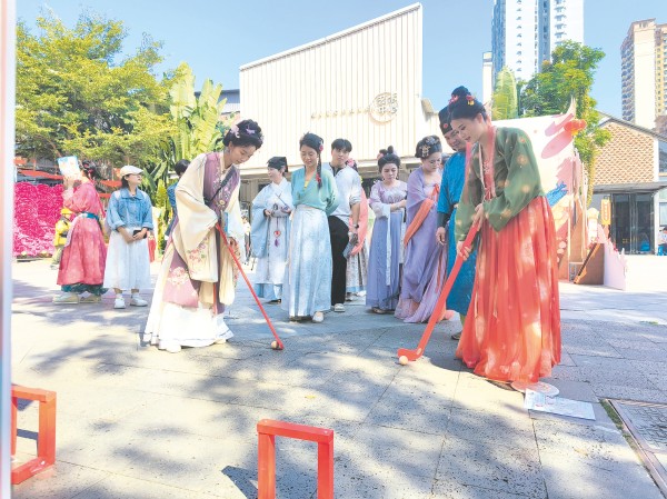     汉服爱好者在捶丸项目中挥杆击球。    本报记者周小燕 摄