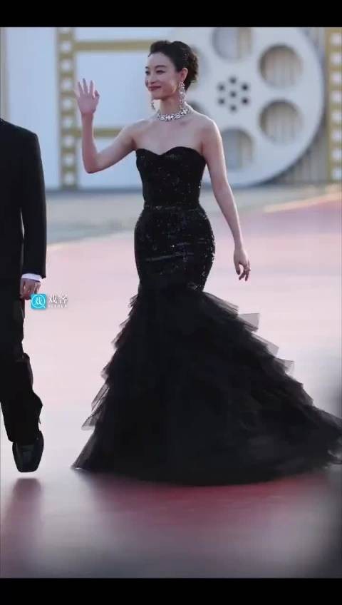 倪妮黑天鹅长裙成文化符号