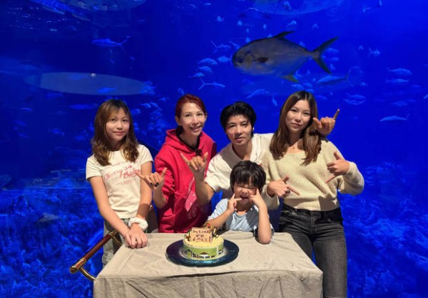 蔡少芬、张晋一家五口拍全家福,其乐融融,好幸福!