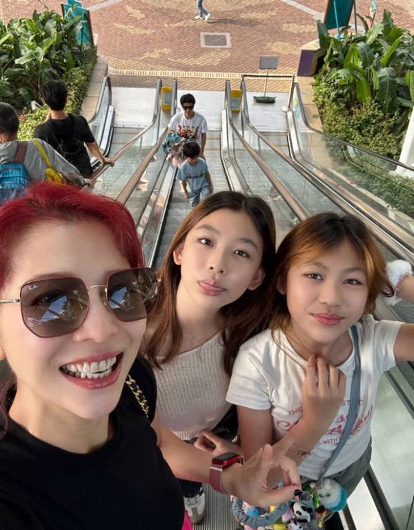 蔡少芬与两个女儿拍照,母女三人貌美如花。