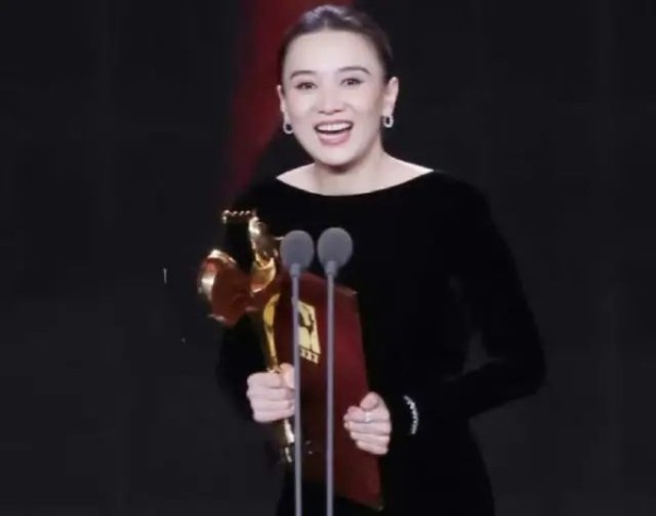 金鸡奖成“照妖镜”,宋佳被倪萍嘲讽,饺子导演缺席,太多人破防