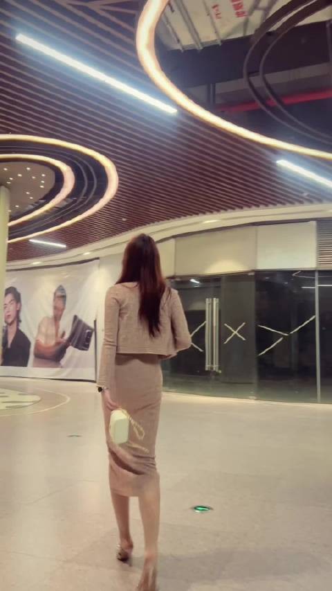 “小皮裙 大波浪 一扭一晃真像样”