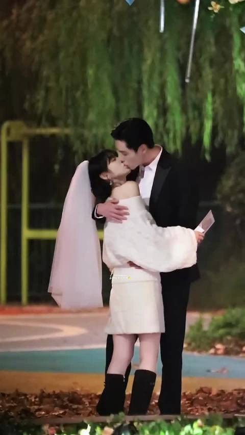 田曦薇胡一天这个吻戏吻的落叶飘起头纱飞起 问的那么用力嘛