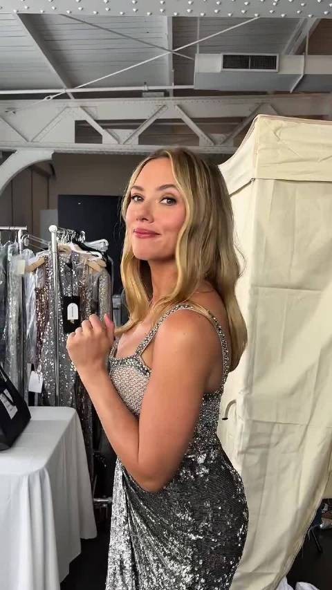 斯嘉丽约翰逊分享the outset节日礼盒广告幕后花絮