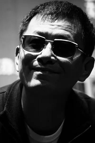 人设崩塌!王家卫从文艺教父到争议缠身,录音+旧案扒出娱乐圈真相