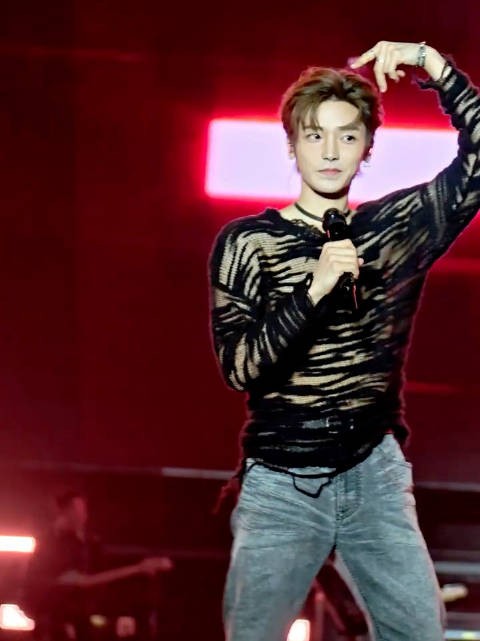 侯明昊就是一个平平无奇的饭撒小天才吧，粉丝们吃的也太好了！