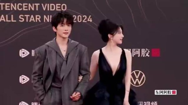 以为景甜胸前深V够大胆，结果一转身，整个后背都裸着丨星光大赏