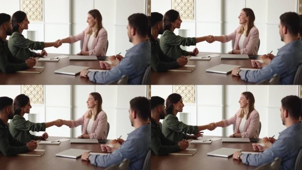 积极成功的女性商业领袖与团队召开会议