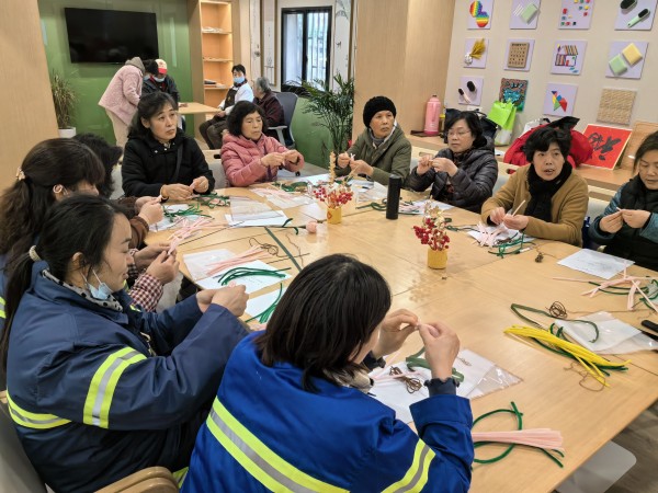 巧手编花赠巾帼,社区活动乐趣多