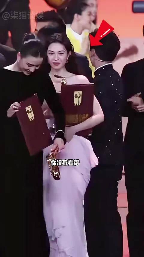 金鸡后台看明星百态，钟楚曦成隐形C位，陈道明主动和千玺握手 ，易烊千玺