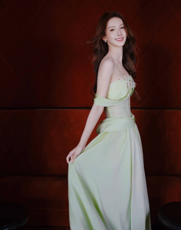 金晨身材窈窕，凹凸有致。