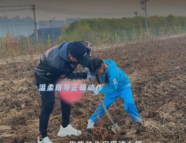 汪峰带9岁女儿下地挖红薯，醒醒扛大白菜不娇气，章子怡教女有方