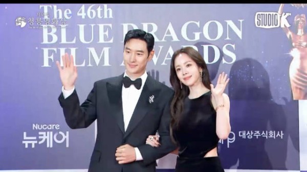 韩志旼李帝勋搭档主持青龙电影奖红毯