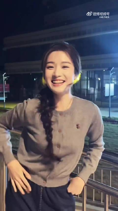 oi这个噜噜怎么萌成这样,第一次见跳手势舞还自己唱bgm的 爱豆噜上线!