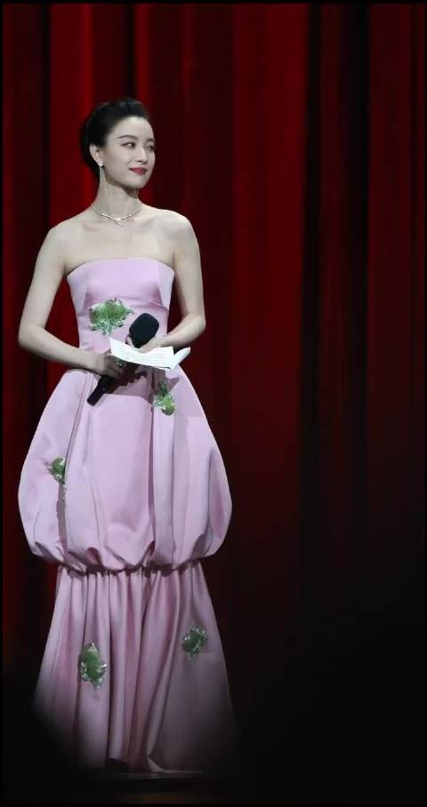 倪妮主持造型引热议,礼服被指喧宾夺主