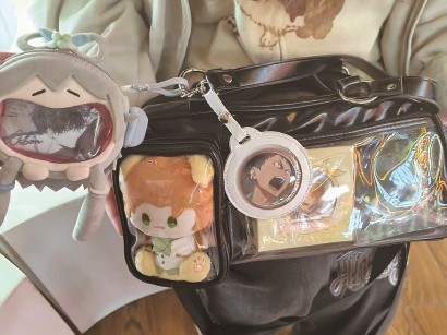 夏绚都展示她的“痛包”。均 牛益彤 摄