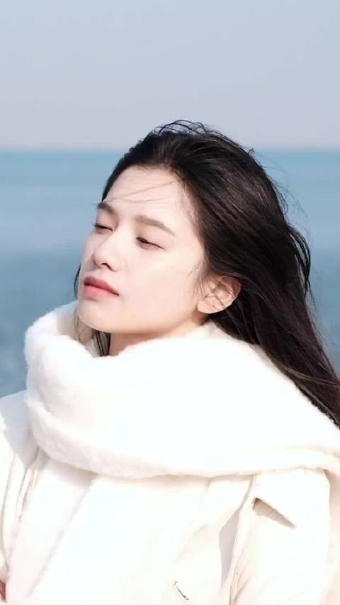 张婧仪这也太好看了，和大海简直融为一体了