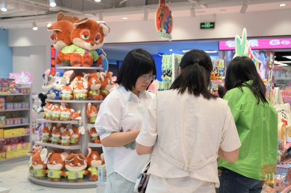 年轻的消费者正在挑选购买谷子。