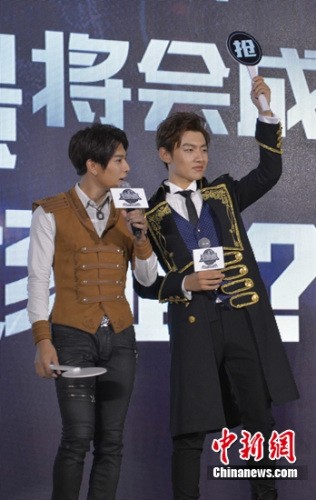 资料图：冯建宇(左)剧中造型二次元特点明显。 李萌 摄