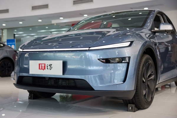 特斯拉焕新Model Y的前脸展示，带有IT之家的车牌，展示车辆的前部整体外观。