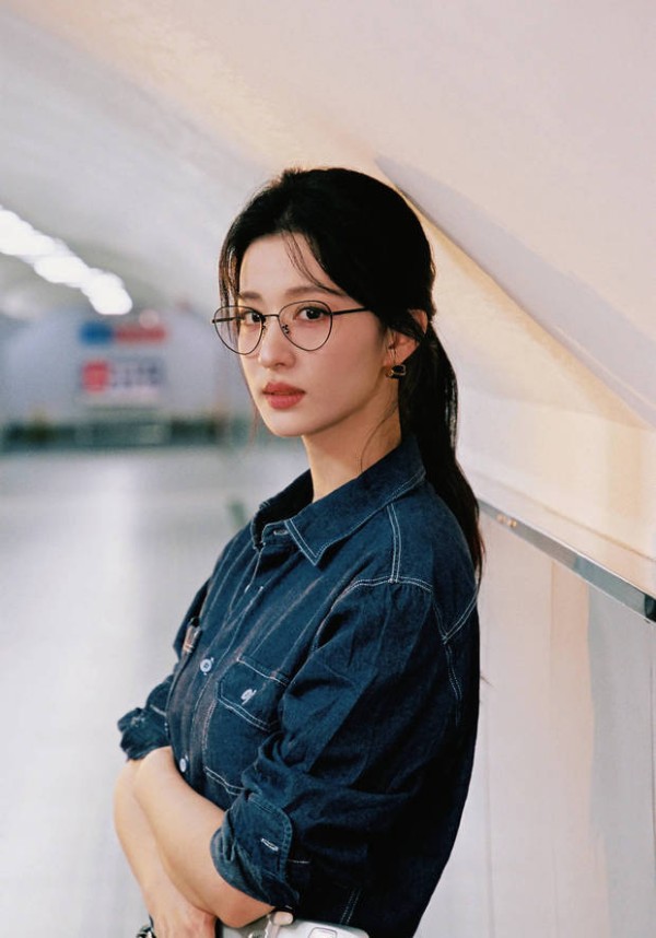 王楚然注视镜头。