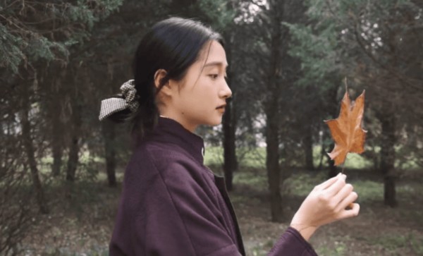 关晓彤侧颜精致。