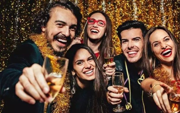 如何为年底聚会创造一个愉悦有逼格的氛围?
