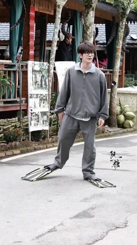 夏之光现身蘑菇屋2录制现场,素颜男大生造型吸睛