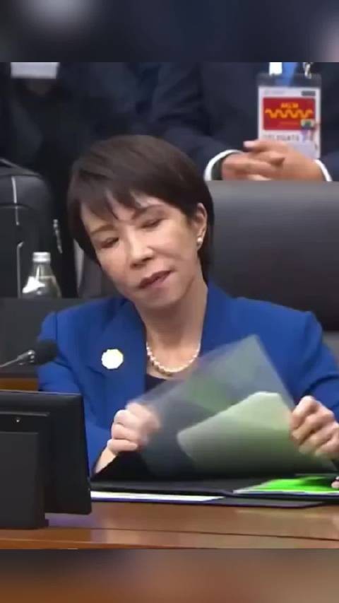 这张脸长的好奇怪，看着就让人很来气！