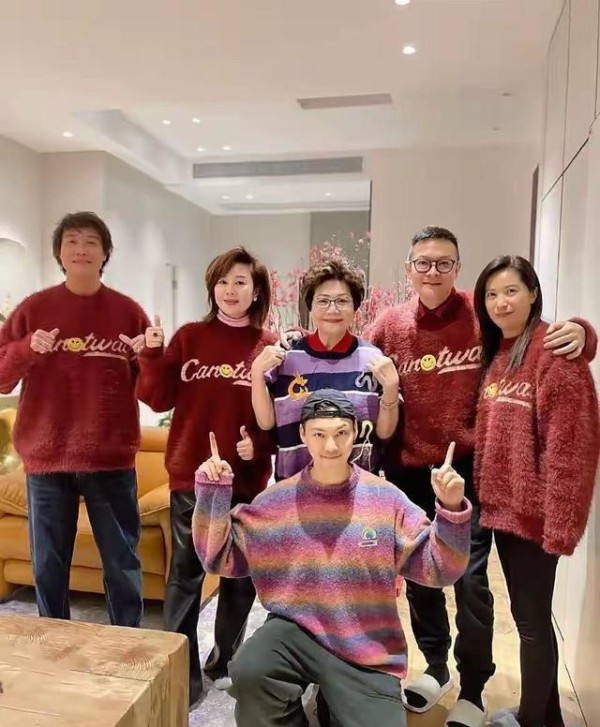 陈伟霆妈妈抵京探望孙子!婆媳首度相见,何穗火辣拍照热情迎接