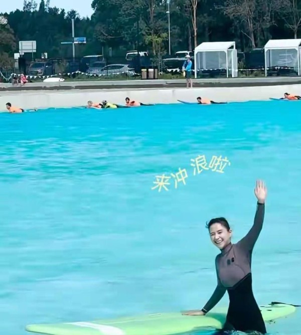 何超莲澳洲酒店秀恩爱,在窦骁的面前冲浪摔水里,跺脚像个孩子