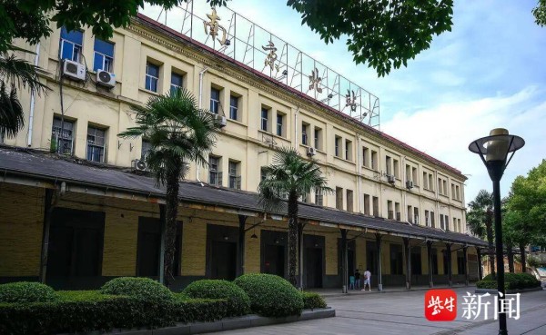 此去百年，背影如初