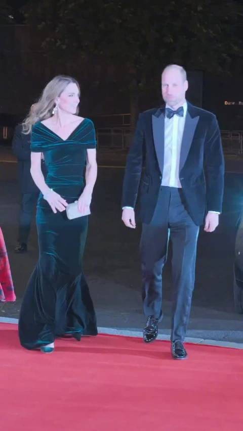 威廉王子和凯特王妃现身皇家阿尔伯特音乐厅出席皇家综艺表演