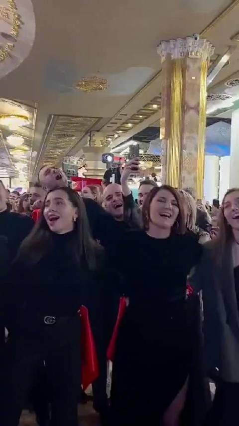 俄罗斯美女们又唱又跳,很高兴