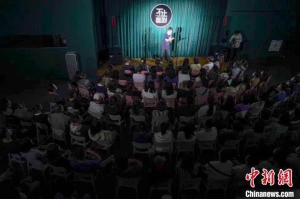 脱口秀“牵手”老牌大剧院 把都市青年装进喜剧空间