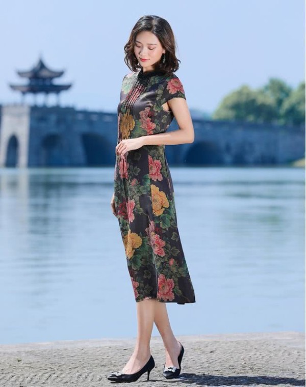 喜欢穿香云纱的女人，看看这几个穿搭小经验，爱美的你可以借鉴下