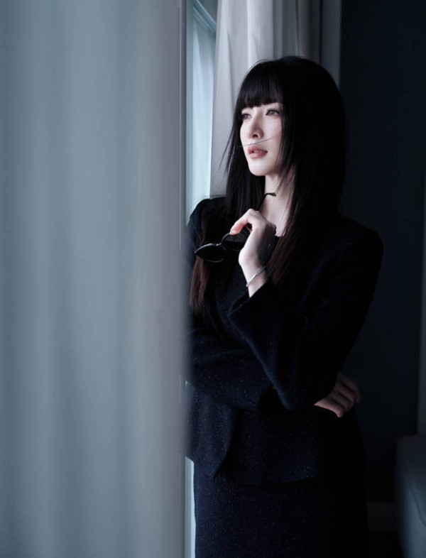 江疏影侧颜精致，美貌养眼。