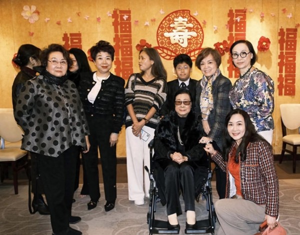 香港资深艺人庆祝96岁大寿，坐轮椅现身雍容华贵，一头黑发好慈祥